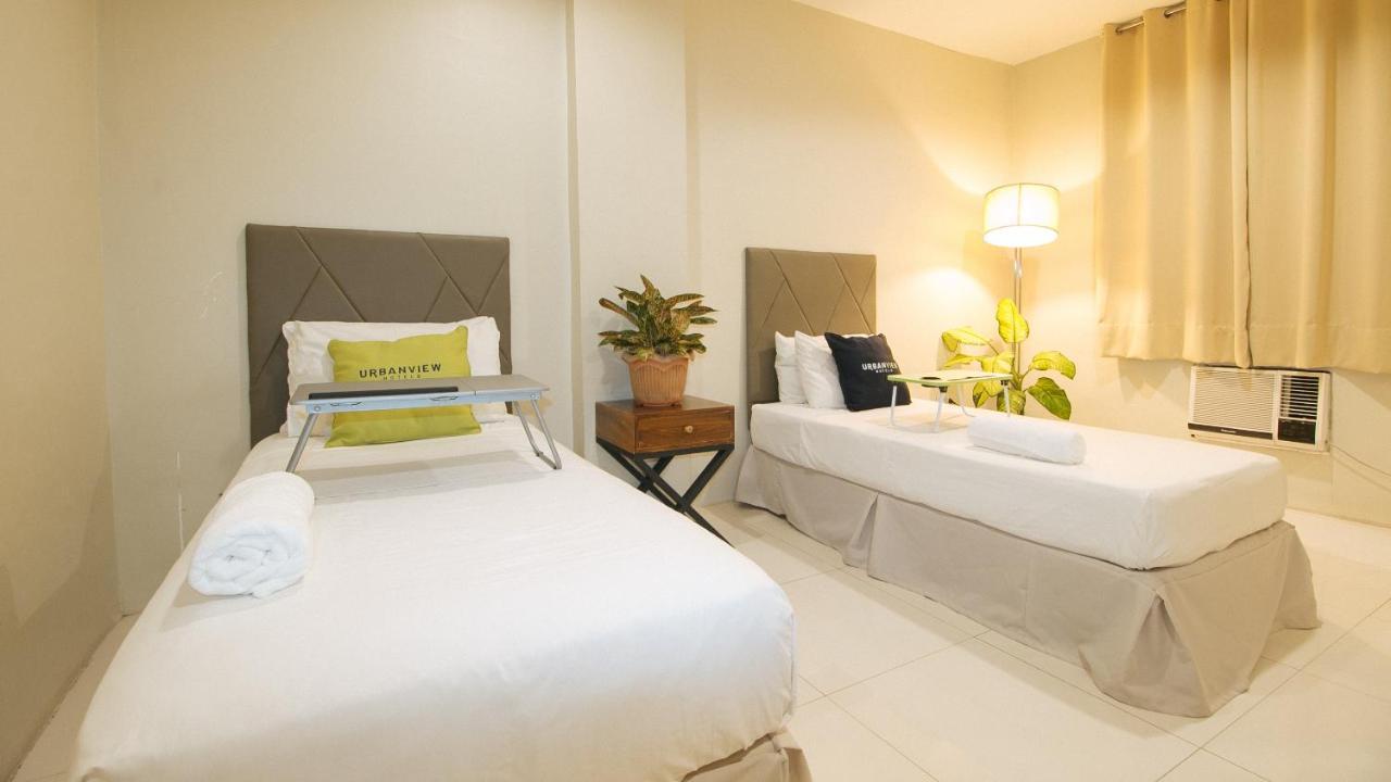 Urbanview At Lacson Street Bacolod City By Reddoorz Exterior photo