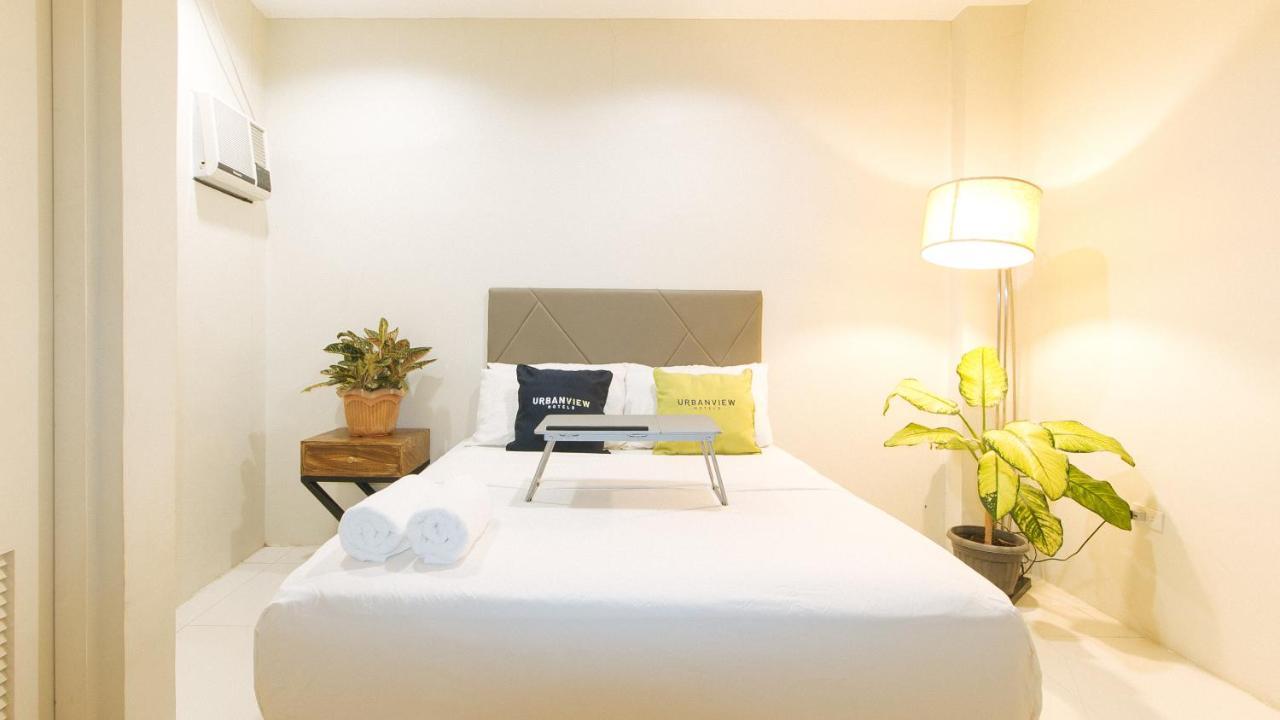 Urbanview At Lacson Street Bacolod City By Reddoorz Exterior photo