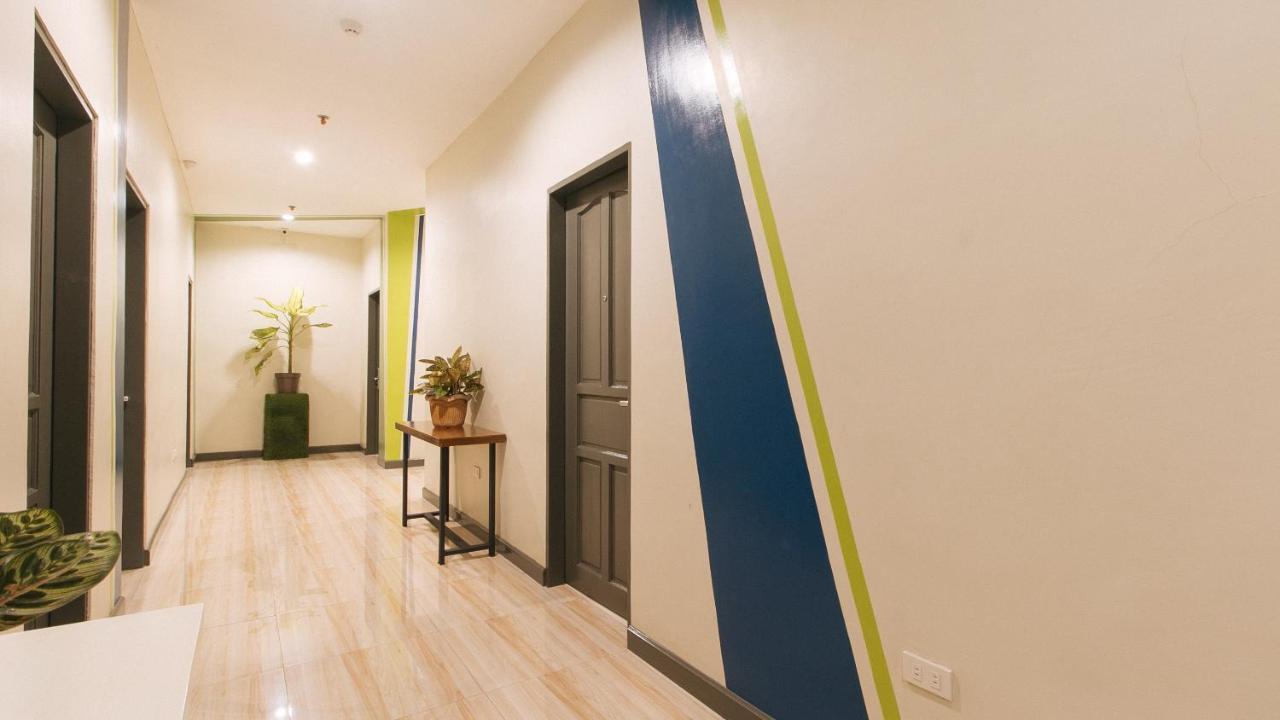 Urbanview At Lacson Street Bacolod City By Reddoorz Exterior photo
