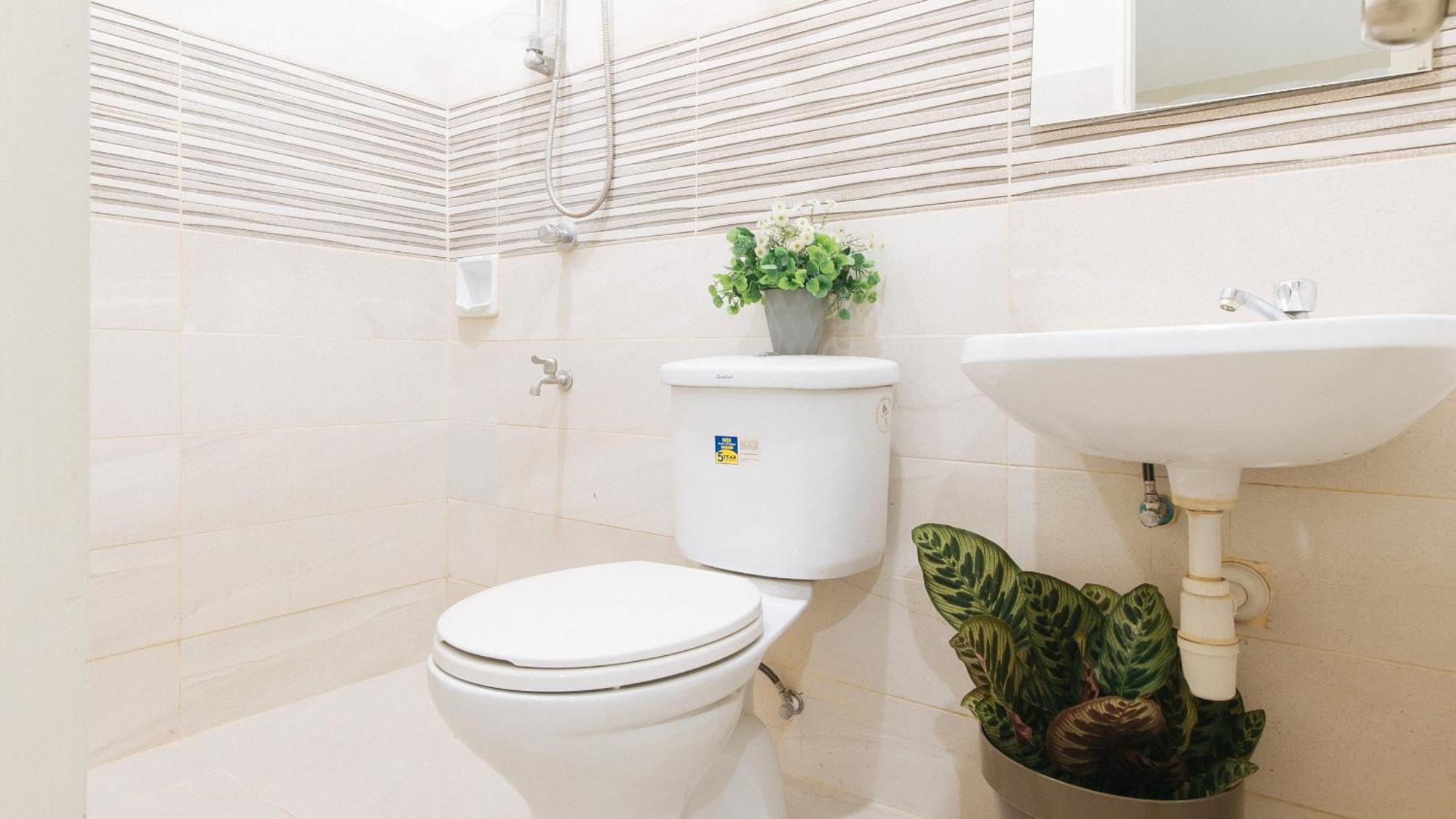 Urbanview At Lacson Street Bacolod City By Reddoorz Exterior photo